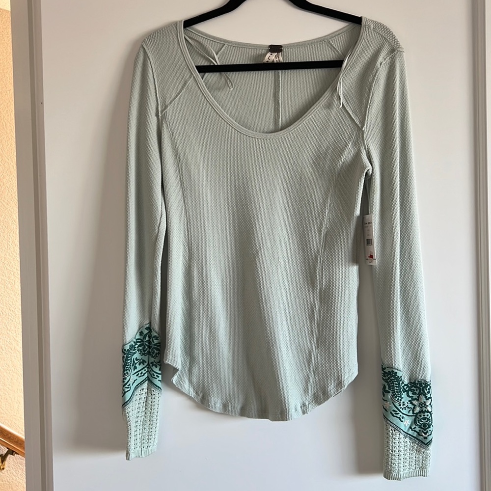 Free People Mint Thermal, Size Large, Beautiful sleeve details, curved hem